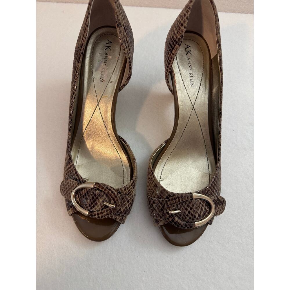 Anne Klein Roselyn 3” Heels Pumps Tan Brown Leather Snakeskin Buckle Peep Toe 9M - Picture 3 of 11